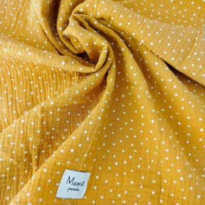 Tecido amarelo mostarda com bolinhas brancas e etiqueta Mamã pintinha