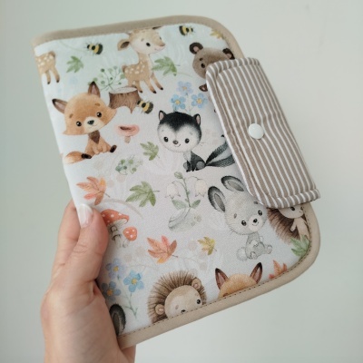 Carteira para documentos com padrão de animais e fecho listrado