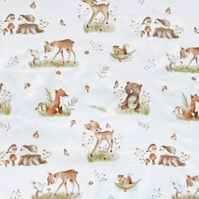 Tecido branco com padrão de animais da floresta em tons castanhos e verdes.