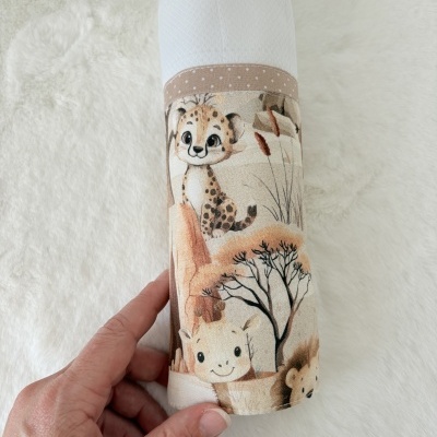 Fralda branca com bordado estampado de animais bebés em tecido com padrão de bolinhas.