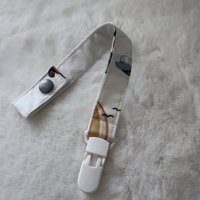 Pulseira em tecido branco com clip plástico branco e botão cinza