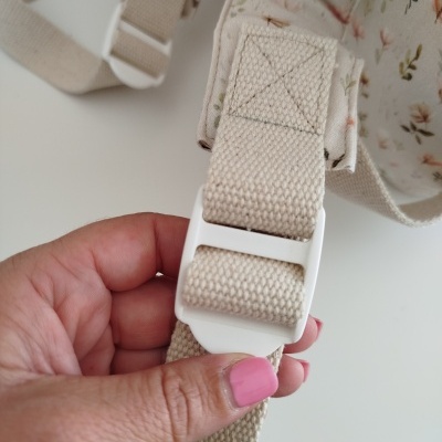 Alça ajustável bege com encaixe branco em tecido floral colorido