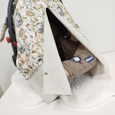 Cadeira de bebé Chicco com cobertura estampada de animais