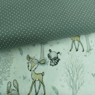 tecido infantil com padrão de veado e guaxinim e tecido cinza com pequenos pontos brancos