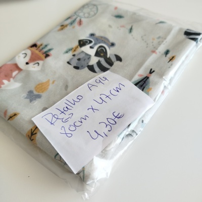 Pano de tecido infantil com estampado de animais embrulhado em plástico