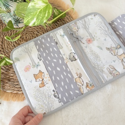 Estojo de tecido com estampas de animais da floresta e fecho de correr cinza