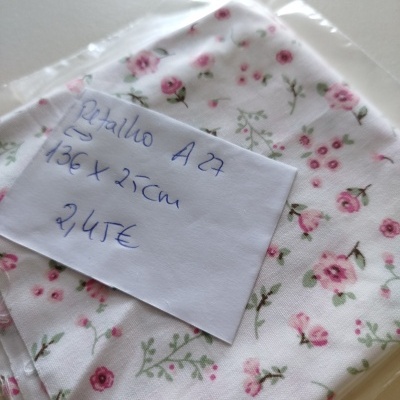 Pano de tecido branco com flores cor-de-rosa embalado com etiqueta manuscrita