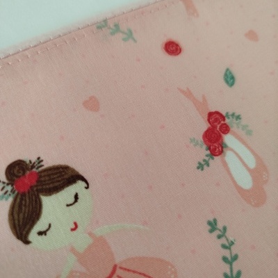 Tecido rosa com desenho de bailarina menina e elementos florais e corações
