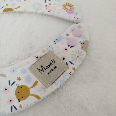 Babeiro com estampa colorida e etiqueta Mamá pintinha