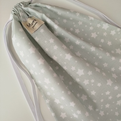 Saco cinza claro com estrelas brancas e cordões brancos