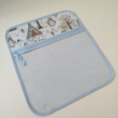Tapete transparente com bolso azul e tecido estampado com tenda e pássaros