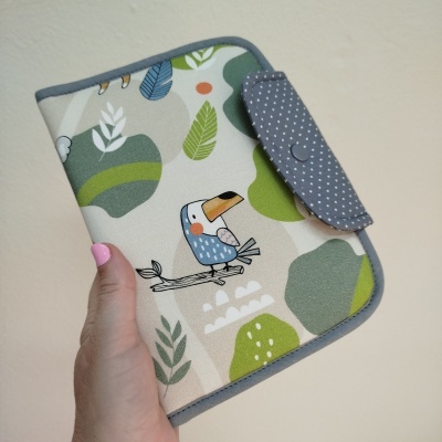 Carteira de tecido colorida com padrão de folhas e pássaro, fecho cinzento com pontilhado branco