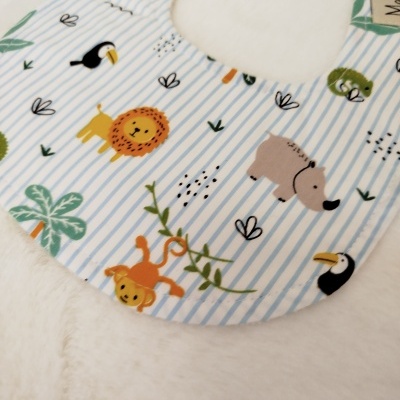 Babete infantil com padrão de animais e riscas azuis