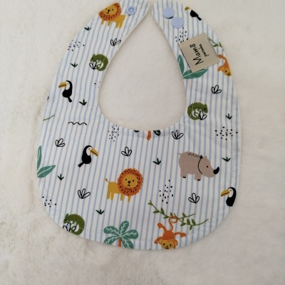 Babete azul com desenhos de animais para bebé