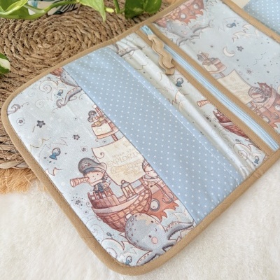 Estojo de tecido infantil com ilustrações de piratas e fundo azul claro