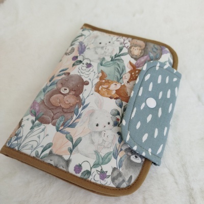 Capa protectora com estampa de animais coloridos e botão branco em fundo branco