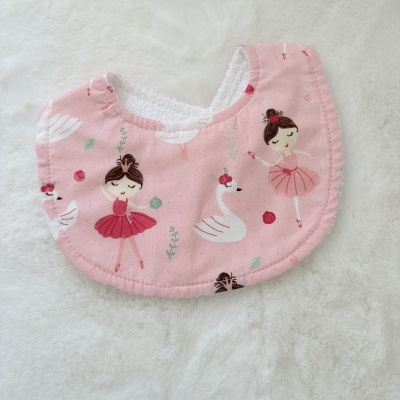 Babete infantil rosa com bailarinas e cisnes
