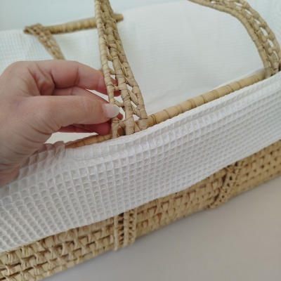 Cesta de vime com forro branco e alças trançadas