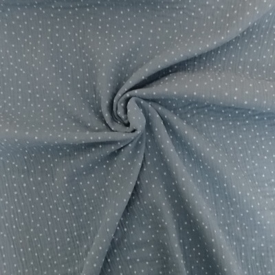 tecido azul claro com pequenos pontos brancos dobrado