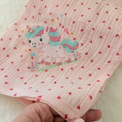 Pano rosa com corações vermelhos e bordado de unicórnio