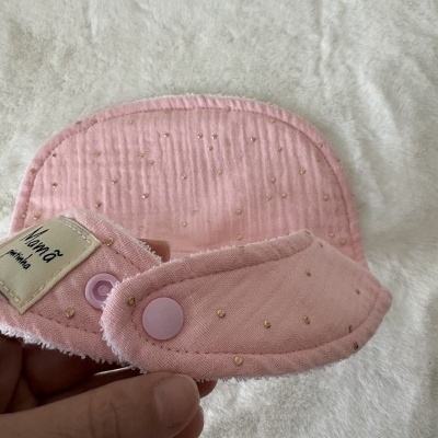 Babete rosa com pontos dourados e fecho de pressão