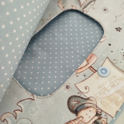 Capa em tecido azul claro com bolinhas brancas e ilustração infantil com texto