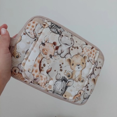 Pega para cozinha com estampa de animais da savana e fundo bege