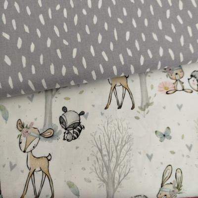 Tecidos com padrão bege e branco e desenhos infantis de animais e natureza em tons suaves