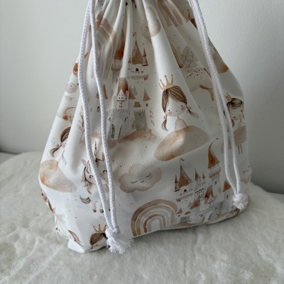 Saco de pano com estampado infantil em tons castanhos e bege