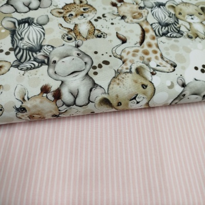 Tecido com riscas rosas e tecido com estampado de animais bebés coloridos