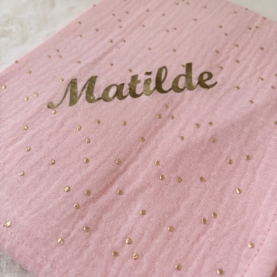 Fralda cor-de-rosa com pontos dourados e nome Matilde em dourado