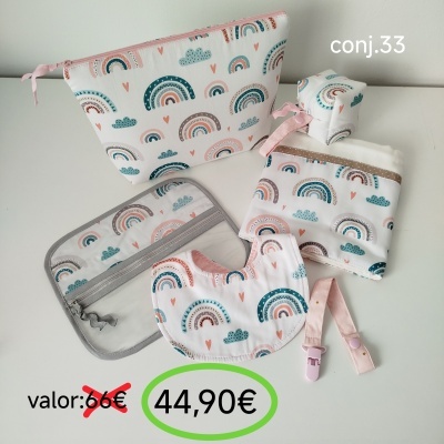 Conjunto de produtos para bebé com padrão de arcos-íris e nuvens tons pastel e preço 44,90€