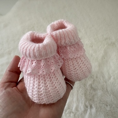 Botins de bebé de malha rosa com renda