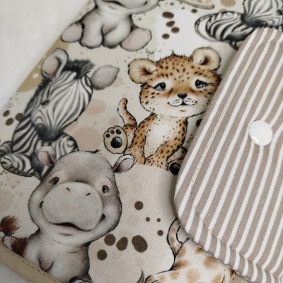 Capa de tecido infantil com padrão de animais selvagens e botão branco