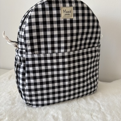 mochila xadrez preto e branco com etiqueta Mamá pintinha
