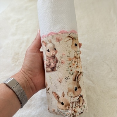 Manta infantil branca com borda estampada de coelhos e fita rosa