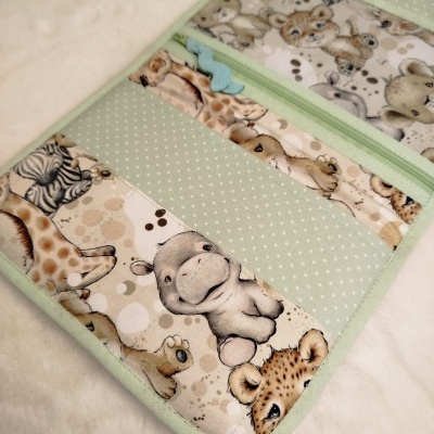 Carteira ou estojo de tecido com estampado de animais selvagens e detalhes verdes
