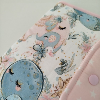 Capa de tecido com estampa de animais e flores em tons de rosa e azul