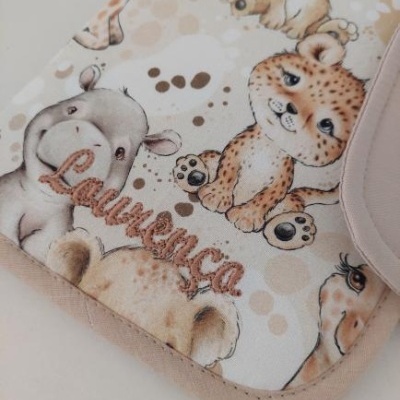 Tapete com personagens de animais desenhados e o nome 'Laurença' bordado