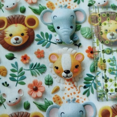 Tecido infantil com padrões de animais e flores coloridas