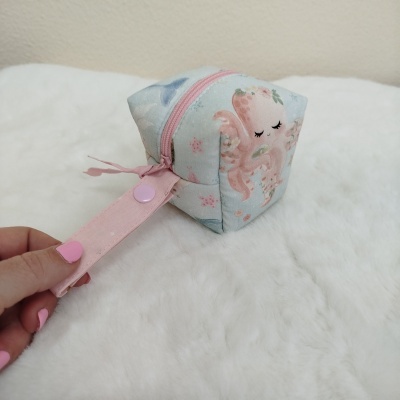 Bolsa pequena com padrão de polvo e fecho rosa