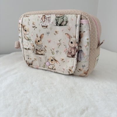 Bolsa de tecido com padrão de coelhinhos e flores em tons pastel