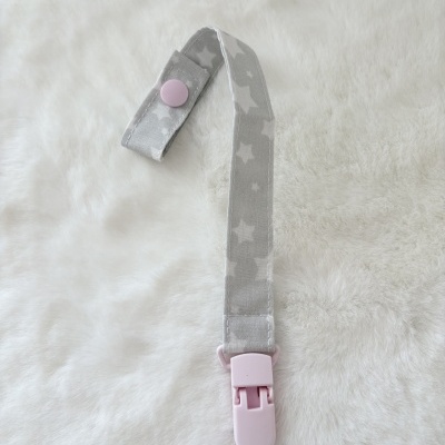Prendedor de chupeta cinzento com estrelas e fecho rosa