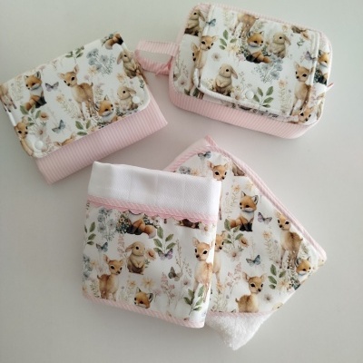 Acessórios para bebé com padrão de animais da floresta em tecido e detalhes rosa