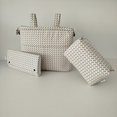 Conjunto de três bolsas de tecido branco com padrão de corações pretos