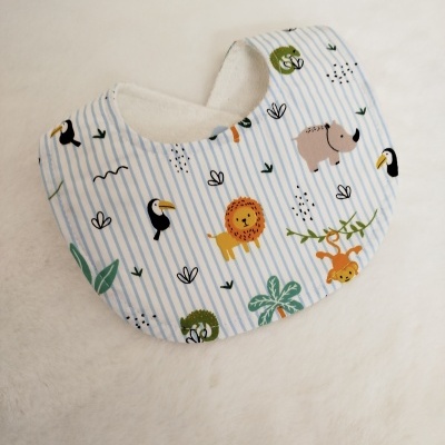 Babete para bebé com padrões de animais e riscas azuis