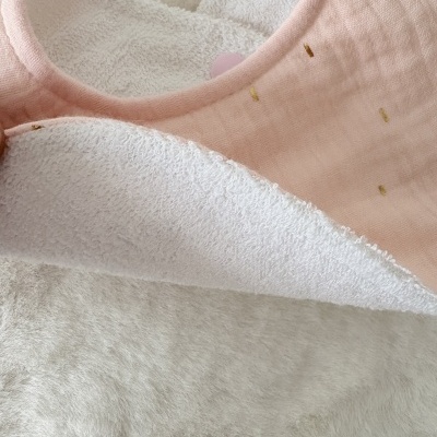 Babete de bebé rosa e branco com detalhes dourados