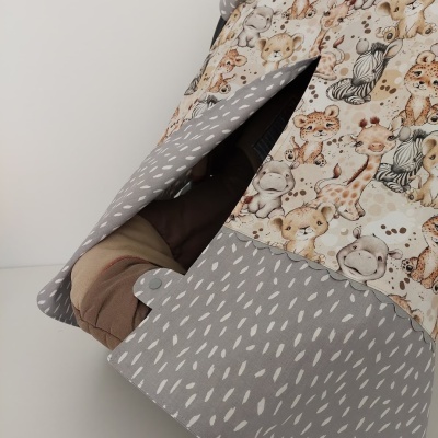 Capa de carrinho de bebé com padrões de animais selvagens e cinza com riscas brancas