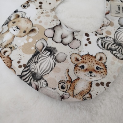 Colarinho de bebé com estampado de animais selvagens e tecido felpudo branco.