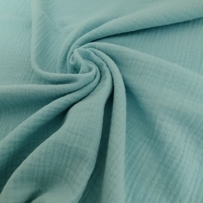 Tecido azul claro com padrão quadriculado subtil